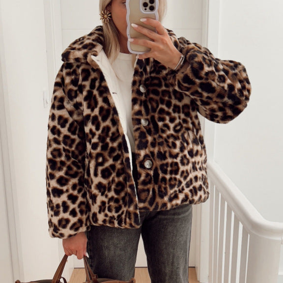 Damer konstaffjacka med modernt leopardmönster och bekväm passform Mirla-Eva Jonsson