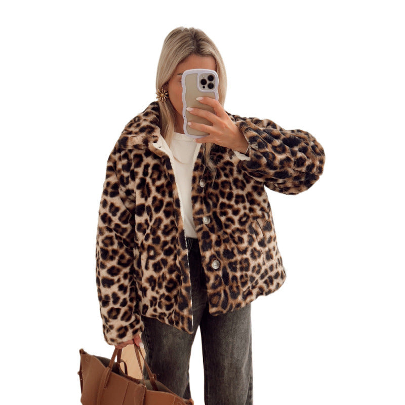 Damer konstaffjacka med modernt leopardmönster och bekväm passform Mirla-Eva Jonsson