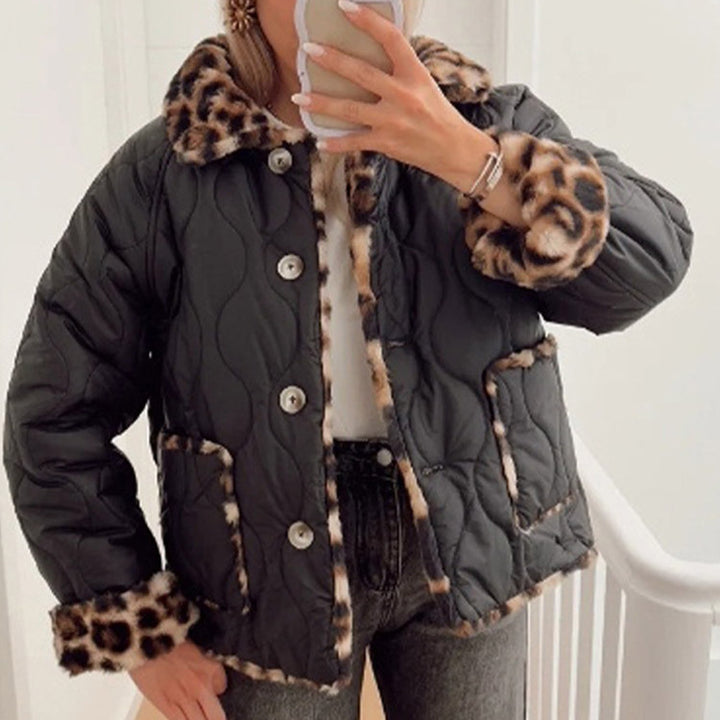 Damer konstaffjacka med modernt leopardmönster och bekväm passform Mirla-Eva Jonsson