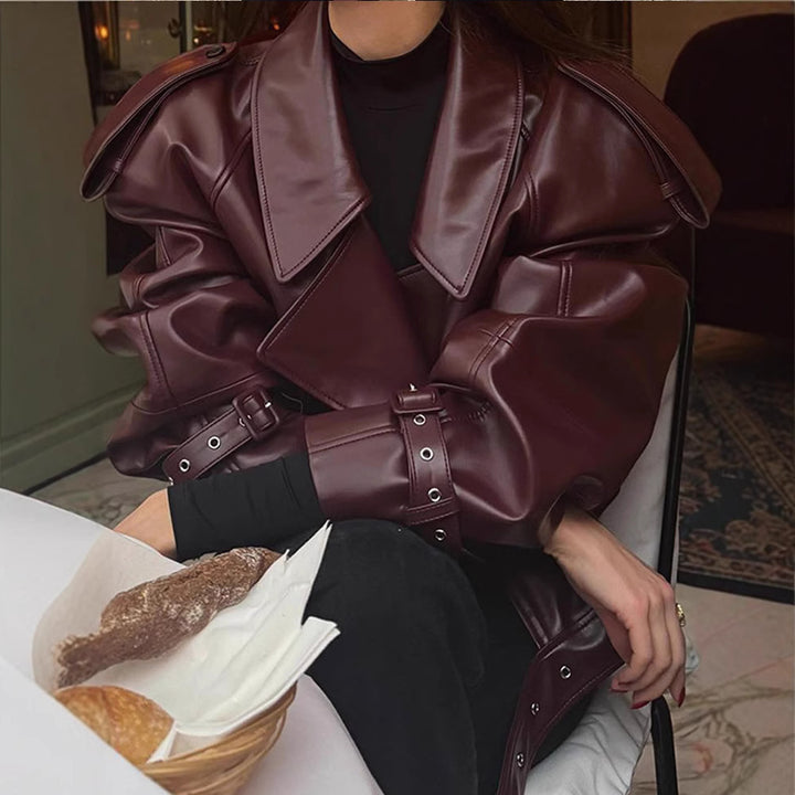Damer konstläderjacka i oversized-design med remmar och nya detaljer Mirla-Eva Jonsson
