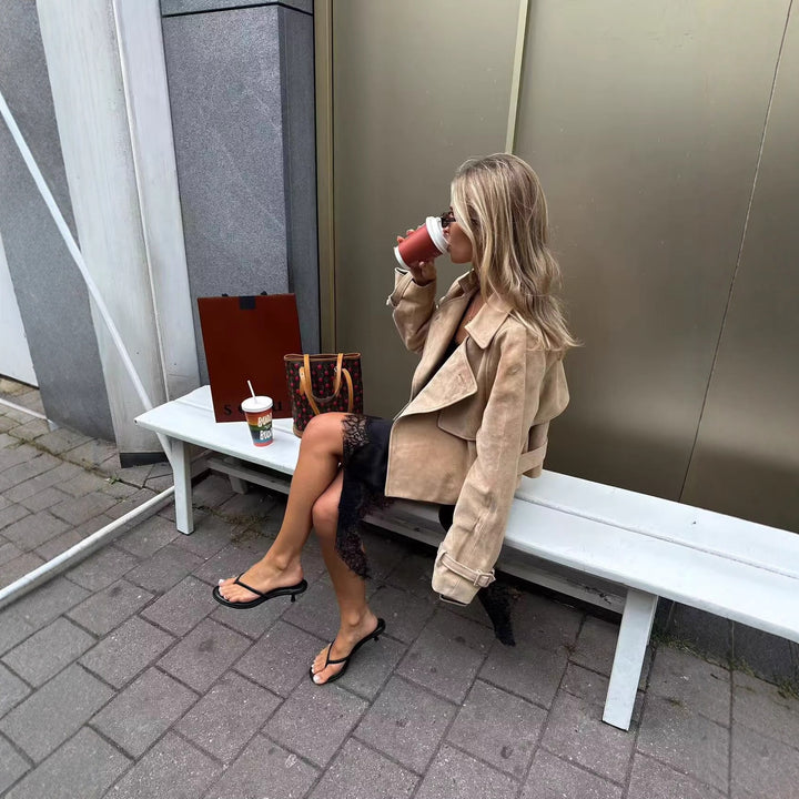 Damer konstläderjacka med bred slag och midjeförstärkande bälte Mirla-Eva Jonsson
