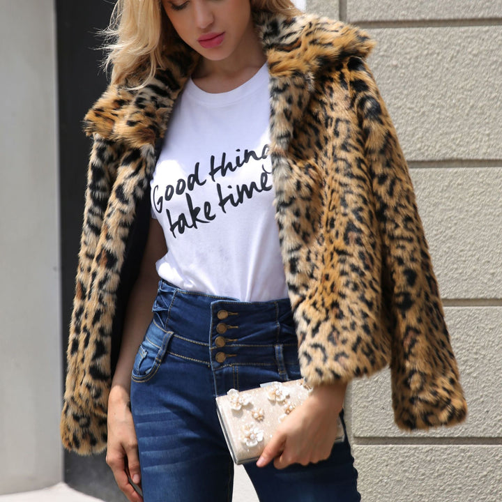 Damer konstpälsjacka i elegant leopardmönster med moderiktigt snitt Mirla-Eva Jonsson