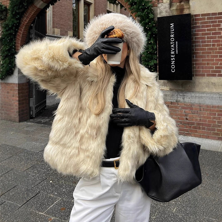 Damer konstpälsjacka med lyxig krage och elegant skärning Mirla-Eva Jonsson