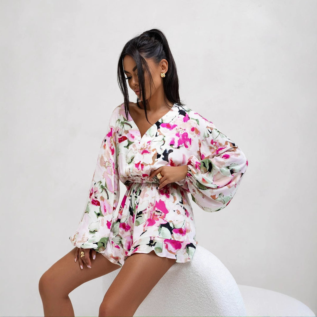 Damer kort blus med volanger och blommig design Mirla-Eva Jonsson