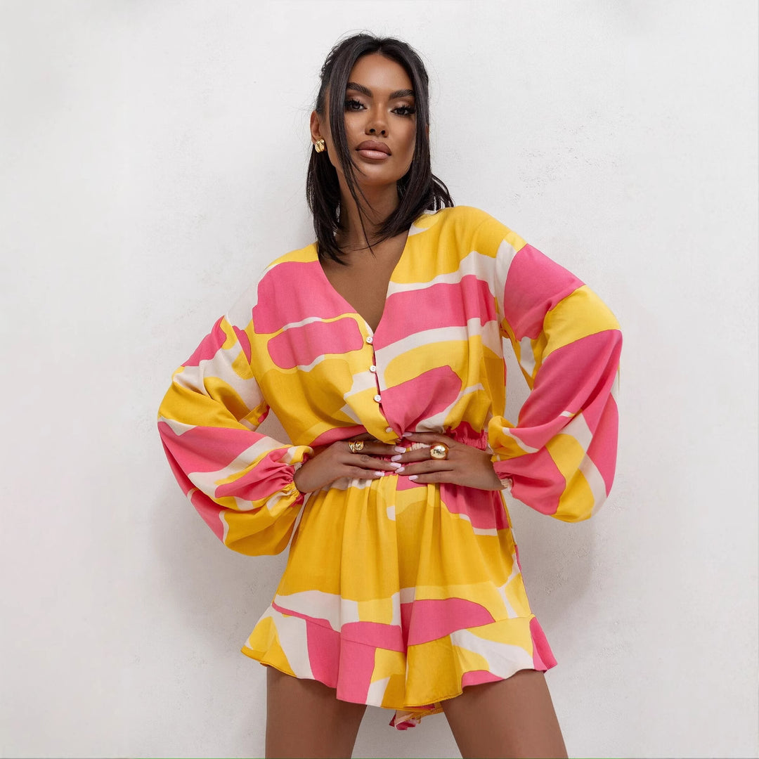 Damer kort blus med volanger och blommig design Mirla-Eva Jonsson
