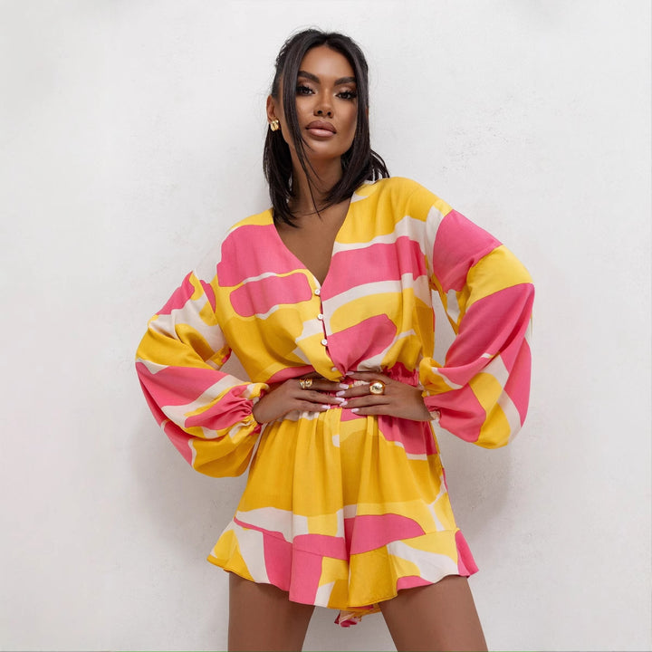 Damer kort blus med volanger och blommig design Mirla-Eva Jonsson