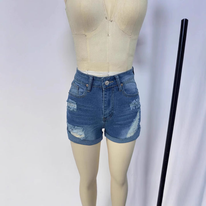 Damer kort förstörd denimshorts i avslappnad stil med uppvikt fåll och stiliga rivdetaljer Mirla-Eva Jonsson