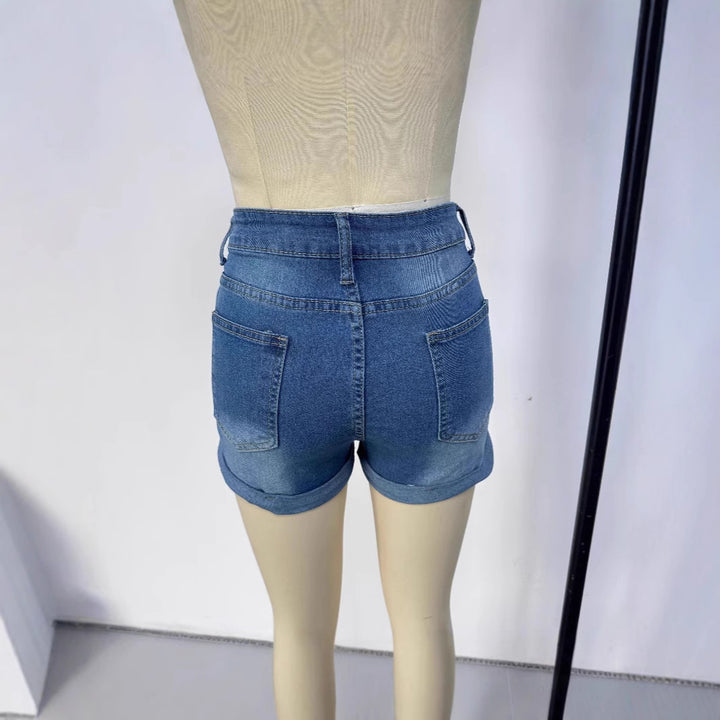 Damer kort förstörd denimshorts i avslappnad stil med uppvikt fåll och stiliga rivdetaljer Mirla-Eva Jonsson