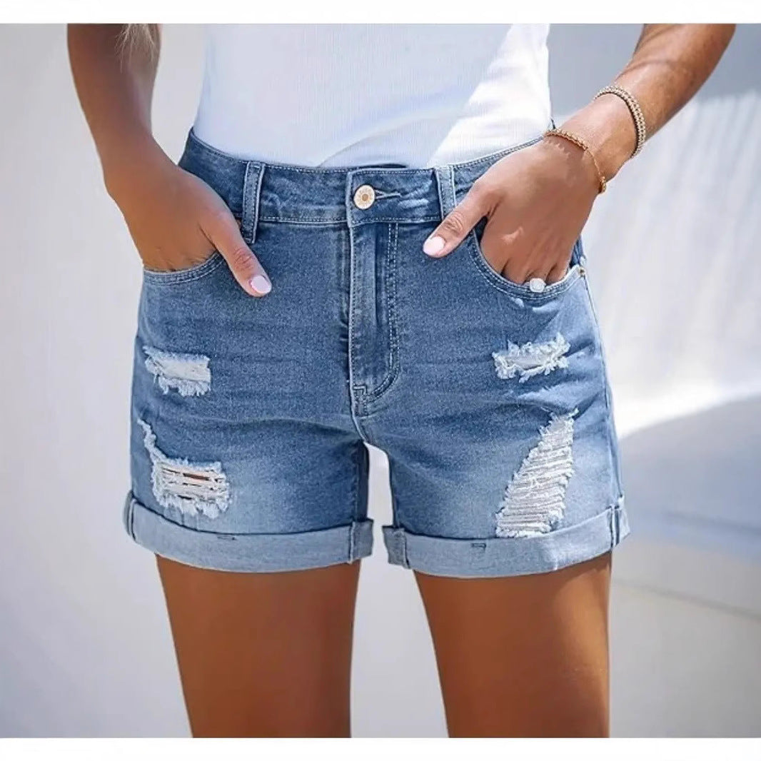 Damer kort förstörd denimshorts i avslappnad stil med uppvikt fåll och stiliga rivdetaljer Mirla-Eva Jonsson