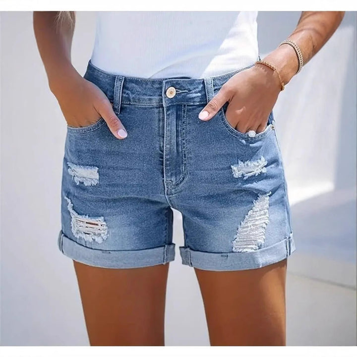 Damer kort förstörd denimshorts i avslappnad stil med uppvikt fåll och stiliga rivdetaljer Mirla-Eva Jonsson