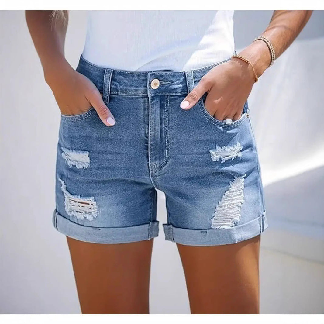 Damer kort förstörd denimshorts i avslappnad stil med uppvikt fåll och stiliga rivdetaljer Mirla-Eva Jonsson