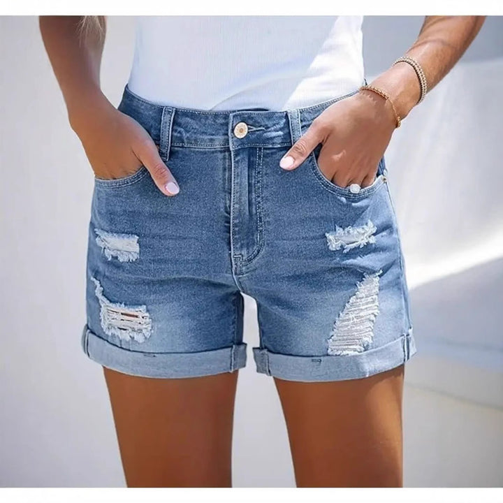 Damer kort förstörd denimshorts i avslappnad stil med uppvikt fåll och stiliga rivdetaljer Mirla-Eva Jonsson