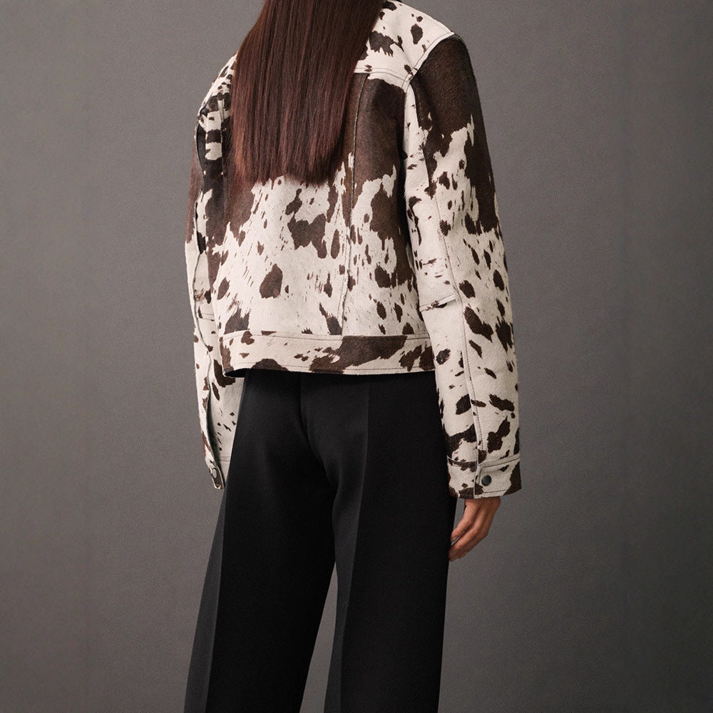 Damer kort jacka i modern cowhide-design med runda fickor och tryckknappar Mirla-Eva Jonsson