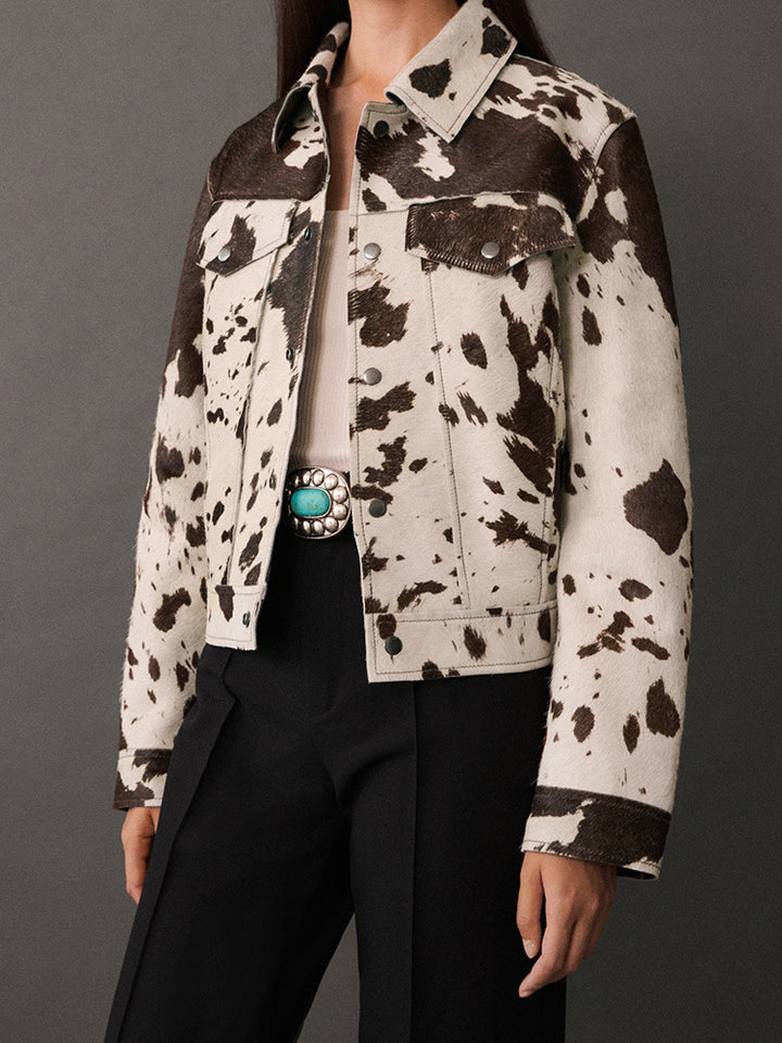 Damer kort jacka i modern cowhide-design med runda fickor och tryckknappar Mirla-Eva Jonsson