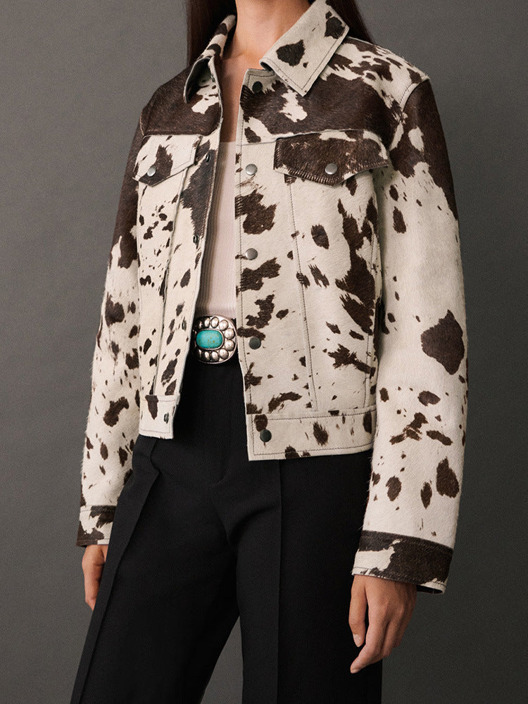 Damer kort jacka i modern cowhide-design med runda fickor och tryckknappar Mirla-Eva Jonsson