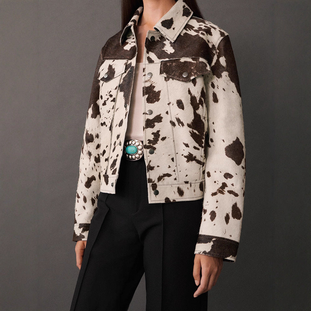 Damer kort jacka i modern cowhide-design med runda fickor och tryckknappar Mirla-Eva Jonsson