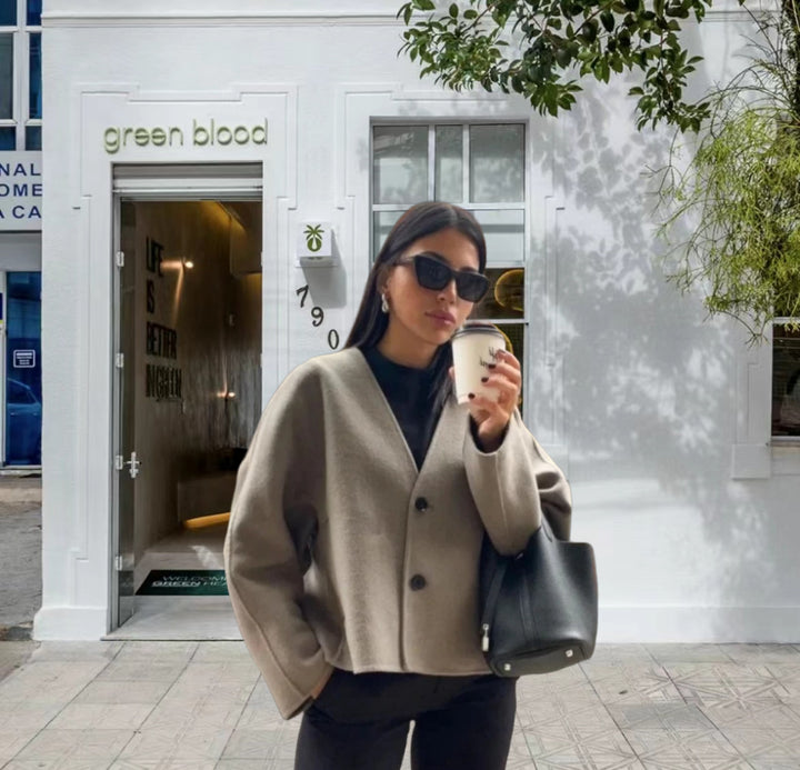 Damer kort kofta med eleganta knappar och vid passform Mirla-Eva Jonsson