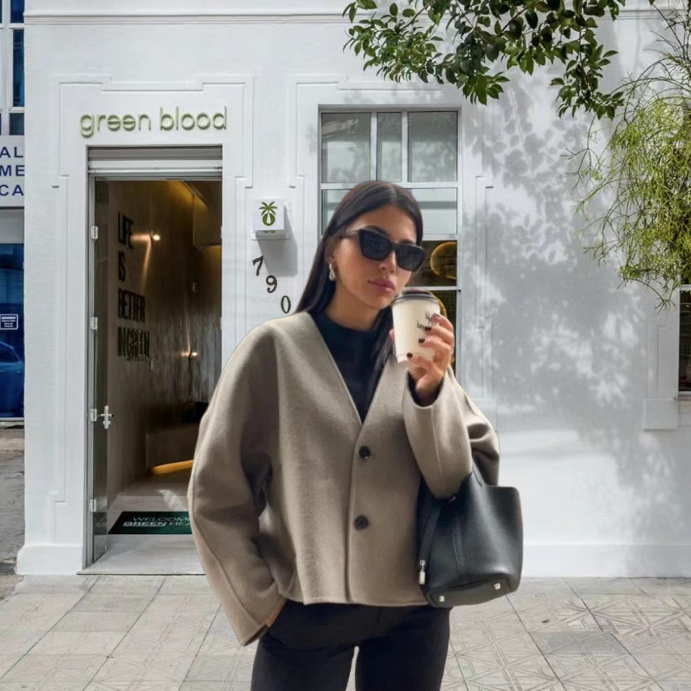 Damer kort kofta med eleganta knappar och vid passform Mirla-Eva Jonsson