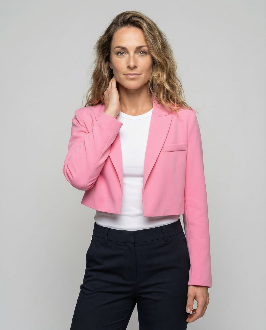Damer kort skuren blazer med slagkrage-Eva Jonsson