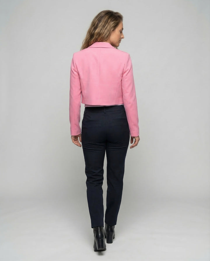 Damer kort skuren blazer med slagkrage-Eva Jonsson