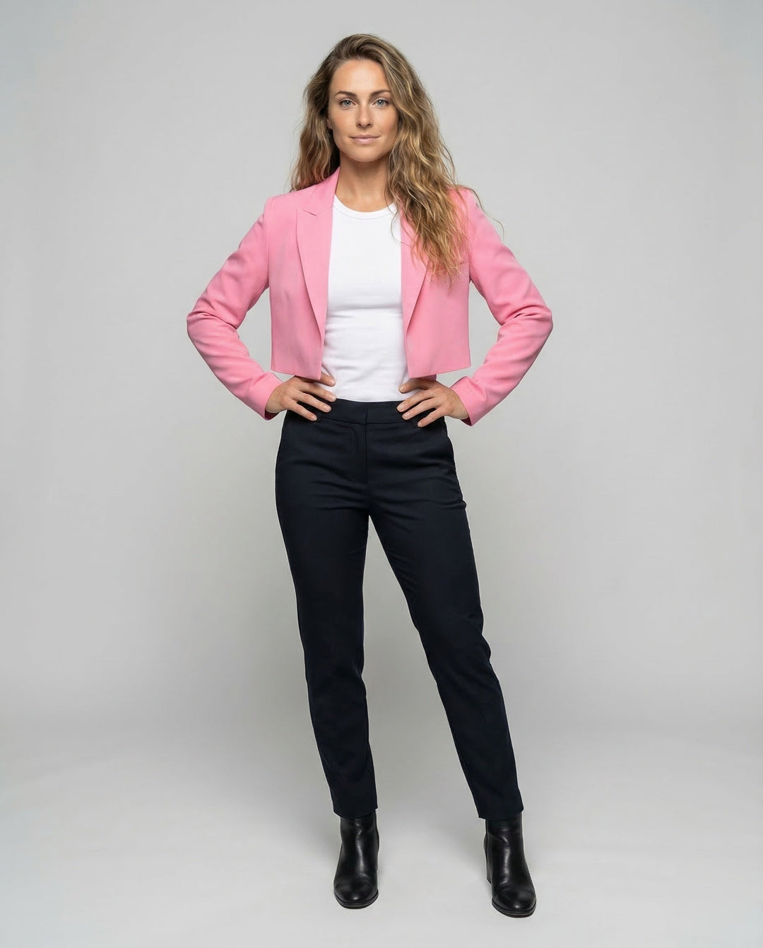 Damer kort skuren blazer med slagkrage-Eva Jonsson
