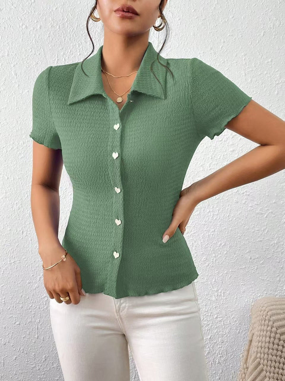 Damer kortärmad blus med strukturerad design och hjärtformade knappar Mirla-Eva Jonsson
