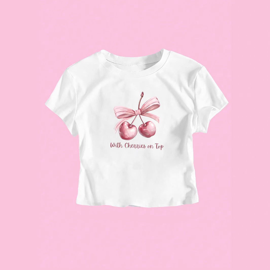 Damer kortärmad crop-t-shirt med glad körsbärsmotiv och snöreapplikation Mirla-Eva Jonsson