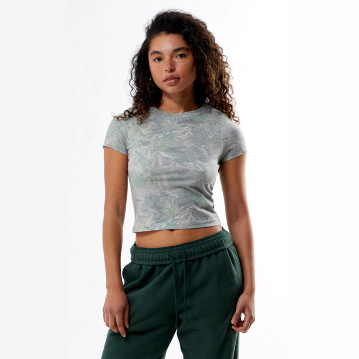 Damer kortärmad crop top i andningsbart material med blommigt tryck Mirla-Eva Jonsson