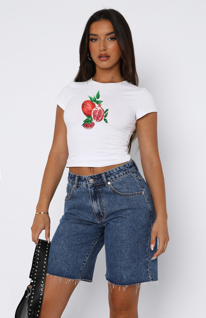 Damer kortärmad crop-top med fruktigt motiv och figurformad skärning Mirla-Eva Jonsson