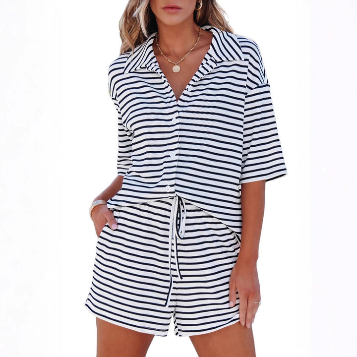 Damer kortärmad fritidsset med randig överdel och shorts Mirla-Eva Jonsson
