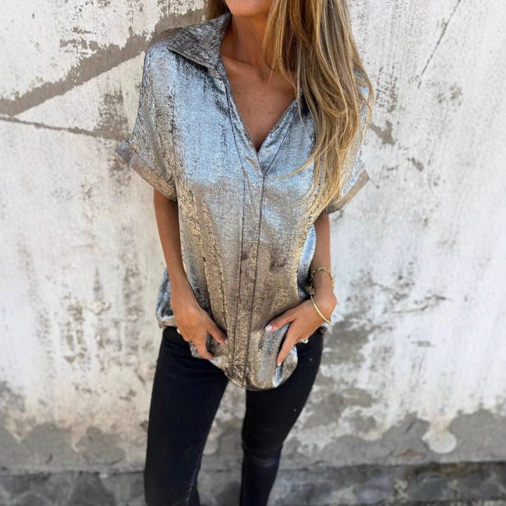 Damer kortärmad sidenblus med elegant glans och moderiktig krage Mirla-Eva Jonsson