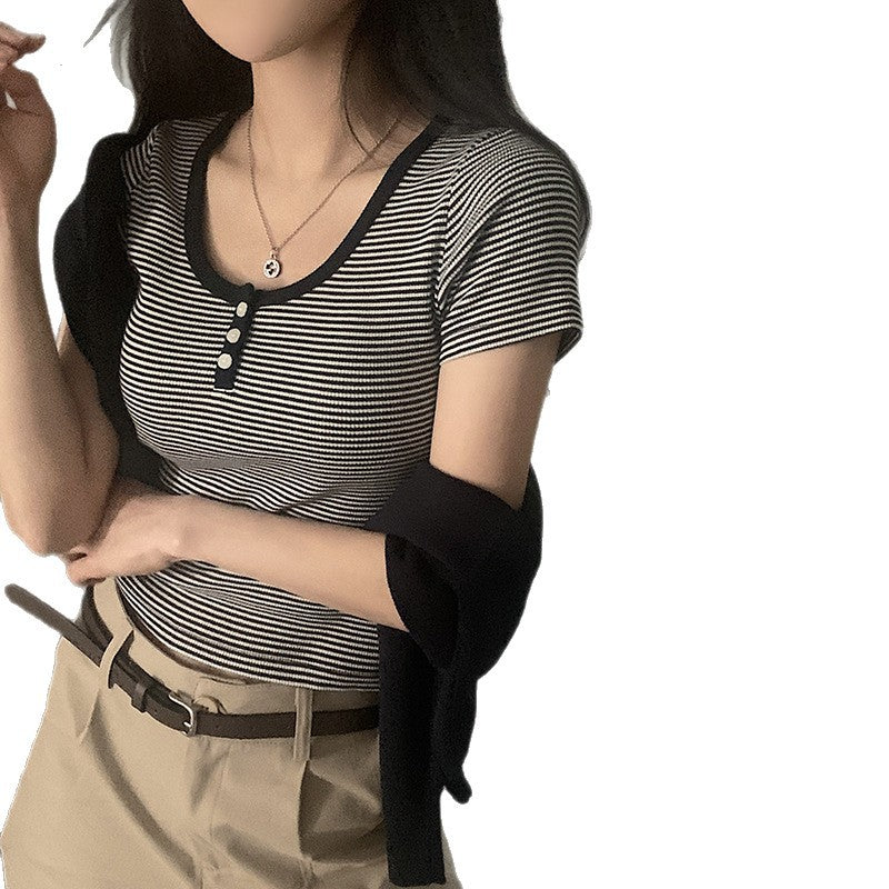Damer kortärmad t-shirt med moderiktigt randigt mönster och dekorativa knappar Mirla-Eva Jonsson
