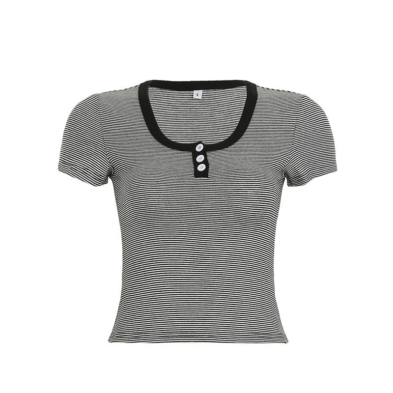 Damer kortärmad t-shirt med moderiktigt randigt mönster och dekorativa knappar Mirla-Eva Jonsson