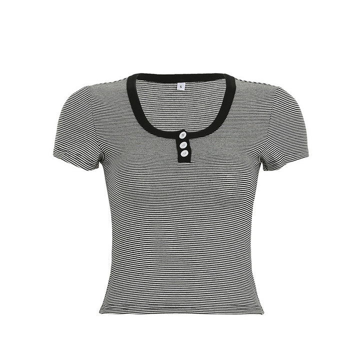 Damer kortärmad t-shirt med moderiktigt randigt mönster och dekorativa knappar Mirla-Eva Jonsson