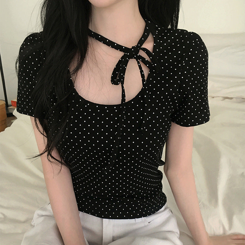 Damer kortärmad top med nostalgisk prickdesign och lekfulla volangdetaljer Mirla-Eva Jonsson