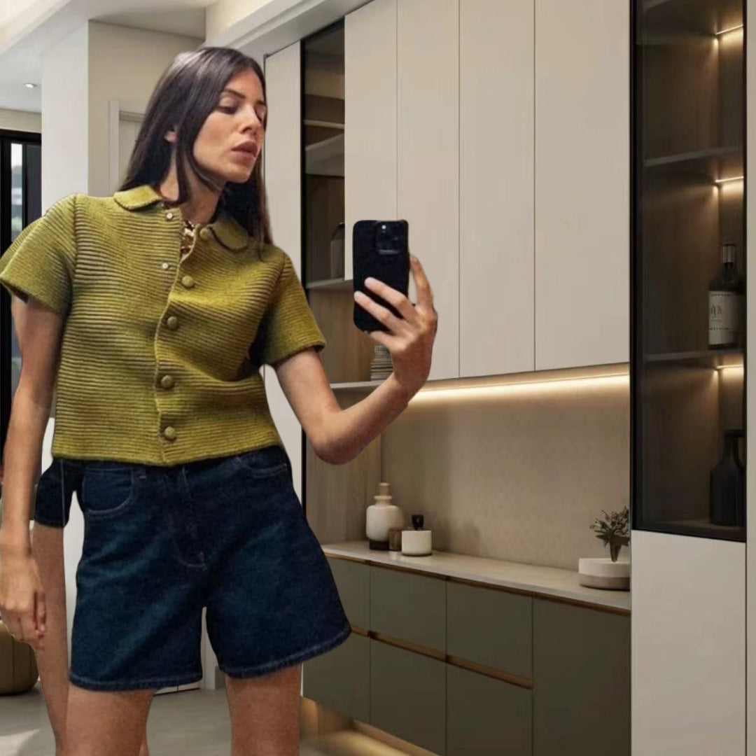 Damer kortärmad topp med knapppdetaljer och matchande shorts-set Mirla-Eva Jonsson
