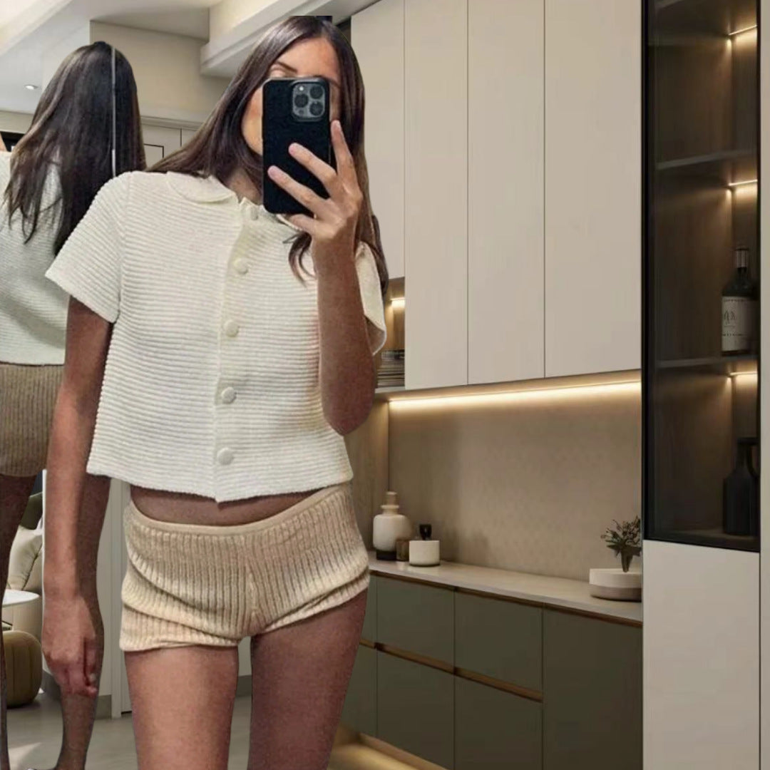 Damer kortärmad topp med knapppdetaljer och matchande shorts-set Mirla-Eva Jonsson