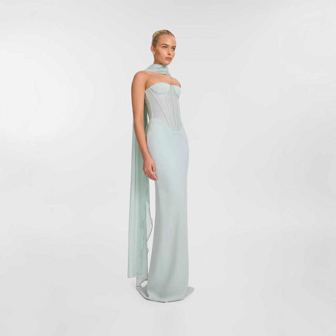 Damer kroppsnära maxiklänning med elegant drapering och innovativ baksidedesign Mirla-Eva Jonsson