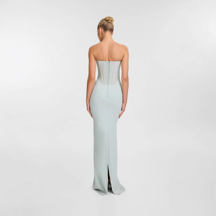 Damer kroppsnära maxiklänning med elegant drapering och innovativ baksidedesign Mirla-Eva Jonsson
