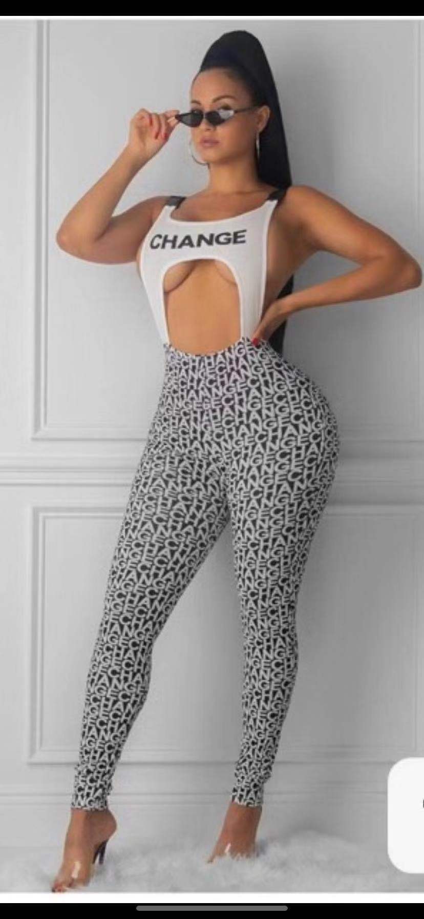 Damer kroppsnära sportoutfit med trendig tryck Mirla-Eva Jonsson