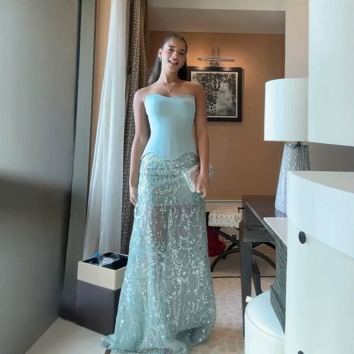 Damer kvällsklänning med skimrande topp och elegant broderi-Eva Jonsson