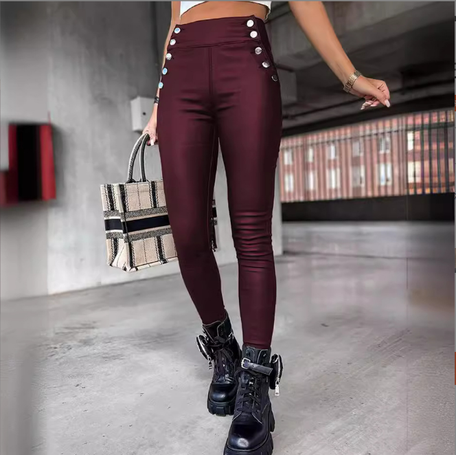 Damer läderimitat leggings med glansig yta och dekorerande knappar Mirla-Eva Jonsson