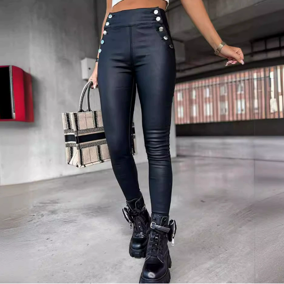 Damer läderimitat leggings med glansig yta och dekorerande knappar Mirla-Eva Jonsson