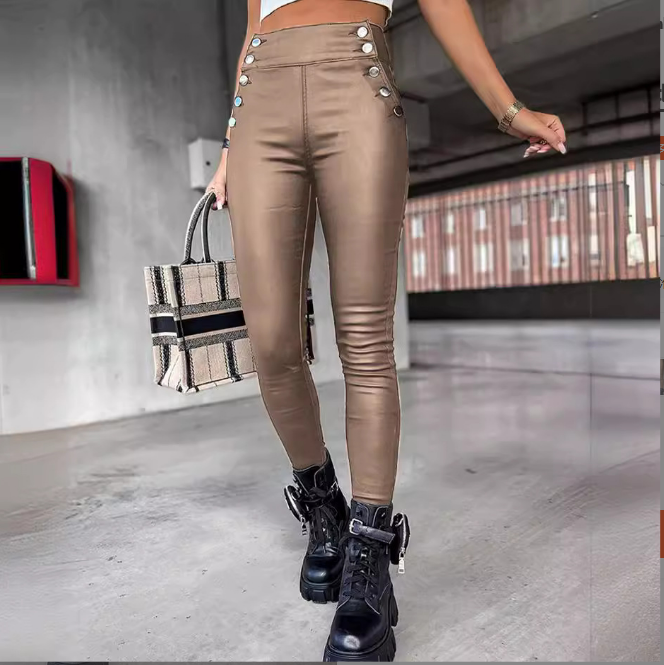 Damer läderimitat leggings med glansig yta och dekorerande knappar Mirla-Eva Jonsson