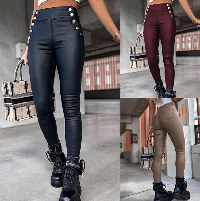 Damer läderimitat leggings med glansig yta och dekorerande knappar Mirla-Eva Jonsson