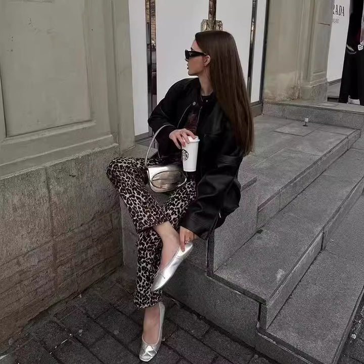 Damer läderjacka i bikerstil med volymärmar och asymmetrisk dragkedja Mirla-Eva Jonsson