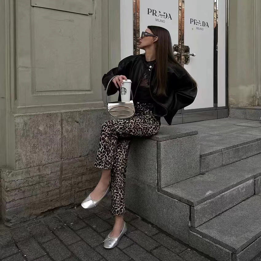 Damer läderjacka i bikerstil med volymärmar och asymmetrisk dragkedja Mirla-Eva Jonsson