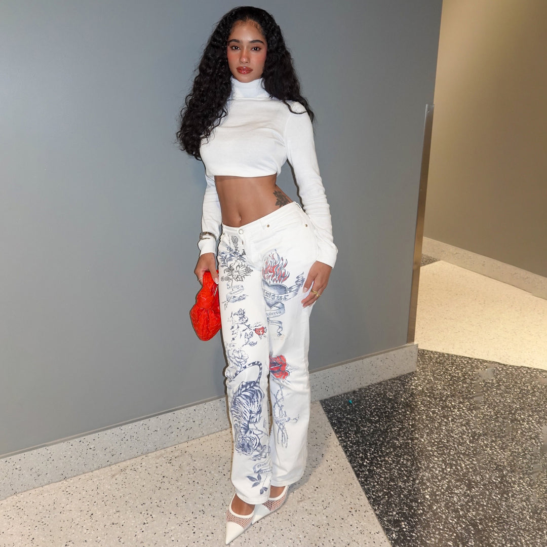 Damer långärmad crop-top med elegant rullkrage och modernt tryck Mirla-Eva Jonsson