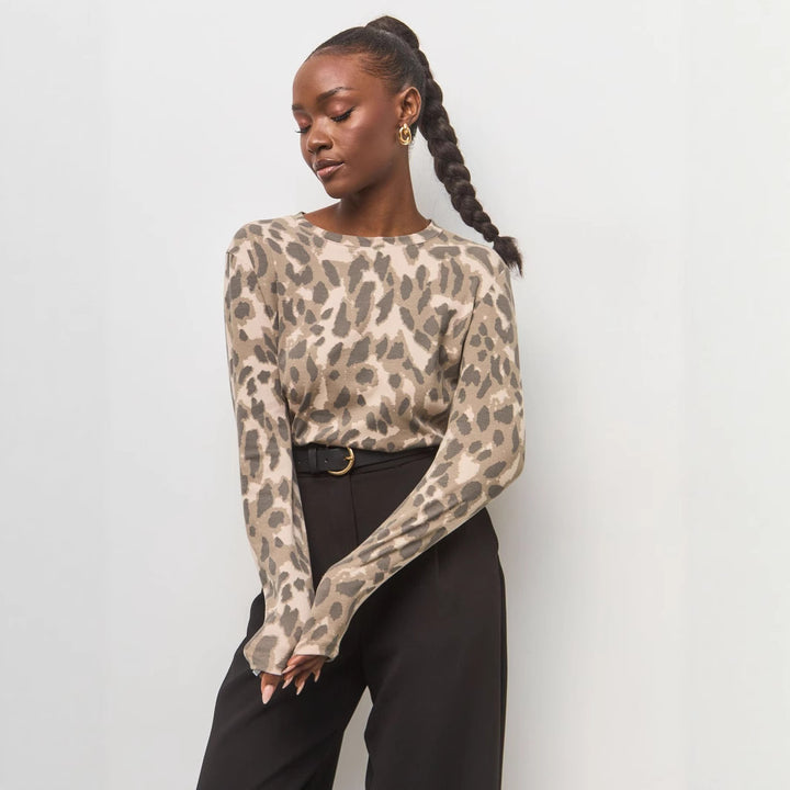Damer långärmad skjorta med modern leopardtryck och mjukt grepp Mirla-Eva Jonsson