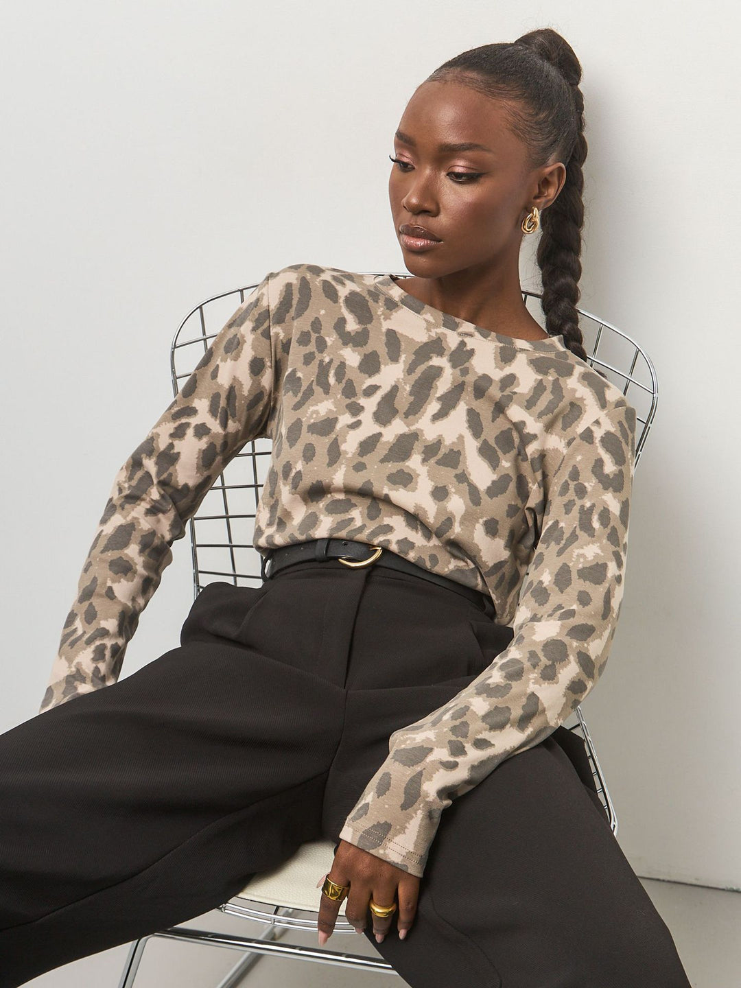 Damer långärmad skjorta med modern leopardtryck och mjukt grepp Mirla-Eva Jonsson